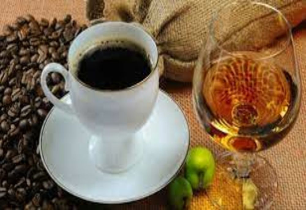 Ce ți se poate întâmpla dacă bei alcool și cafea într-o singură zi - Combinația toxică ce te poate pune în pericol