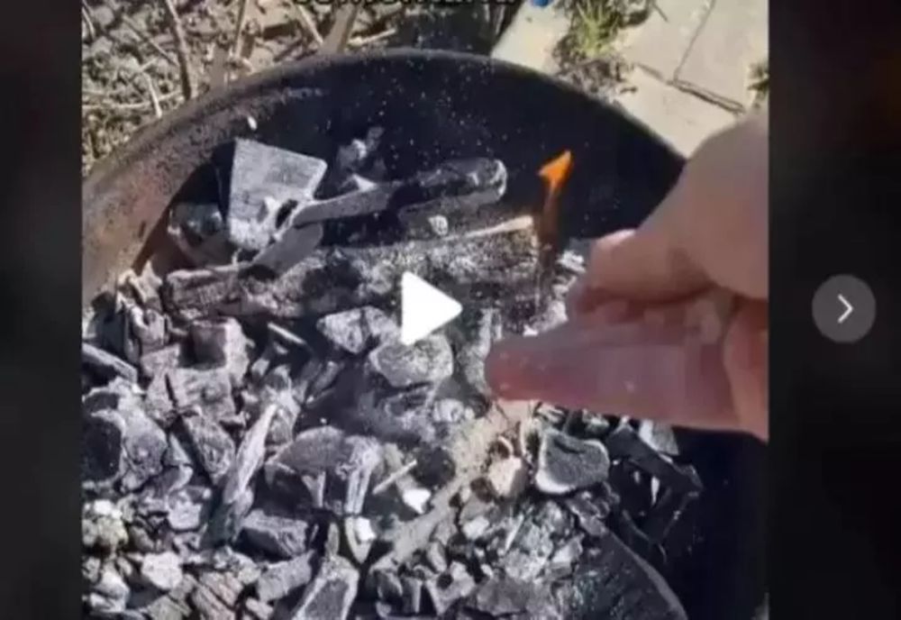 VIDEO - Ce se întâmplă dacă pui sare peste cărbunii încinși pentru grătar - Motivul pentru care trebuie să faci asta