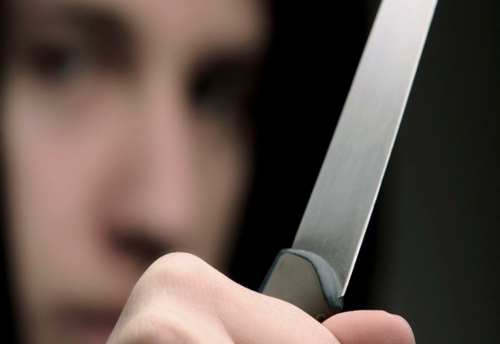 Amendă usturătoare pentru o femeie din Târgu Neamț care a sunat la 112: „M-a înjunghiat soțul”. Ce au descoperit polițiștii