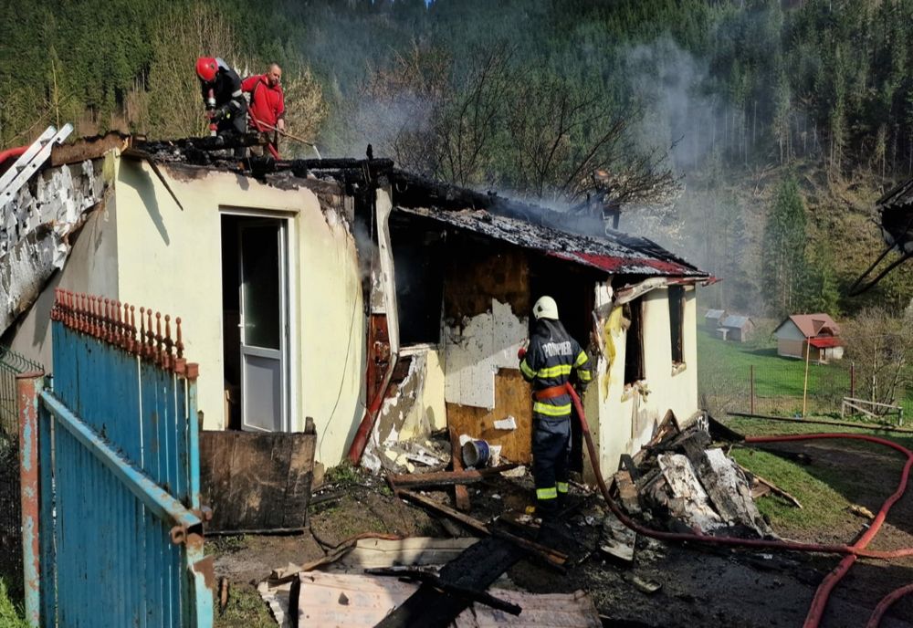 O femeie s-a ales cu arsuri pe față și mâini. Ea a încercat să stingă incendiul care i-a cuprins locuința