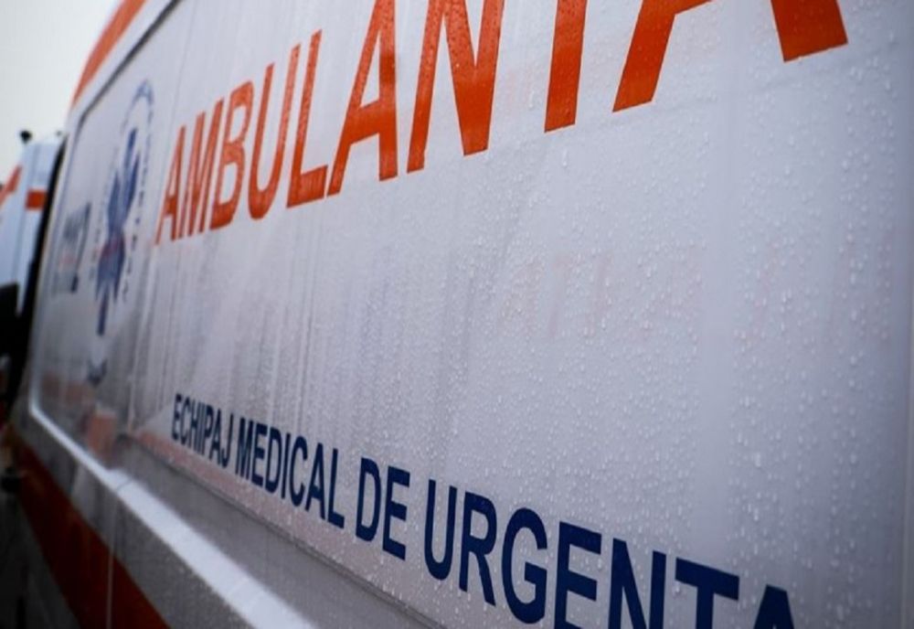 Un bărbat a scăpat doar cu câteva zgârieturi după ce a fost prins sub o cabină de TIR