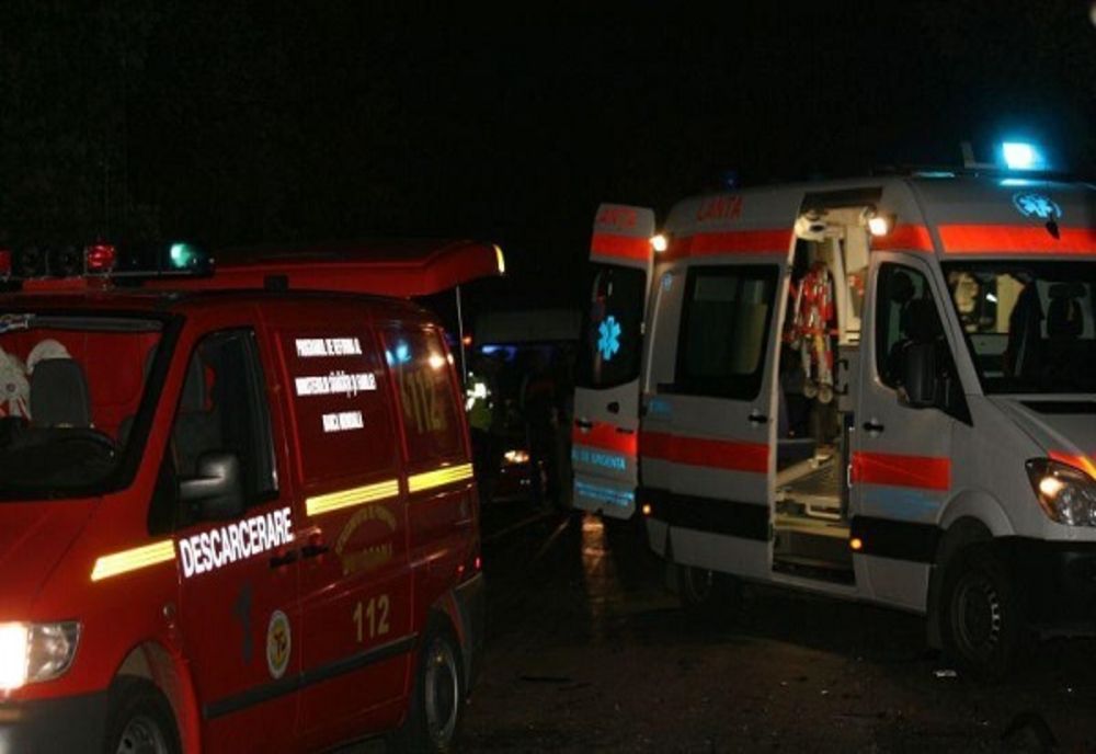 Două victime, după ce un șofer s-a izbit cu mașina de un stâlp