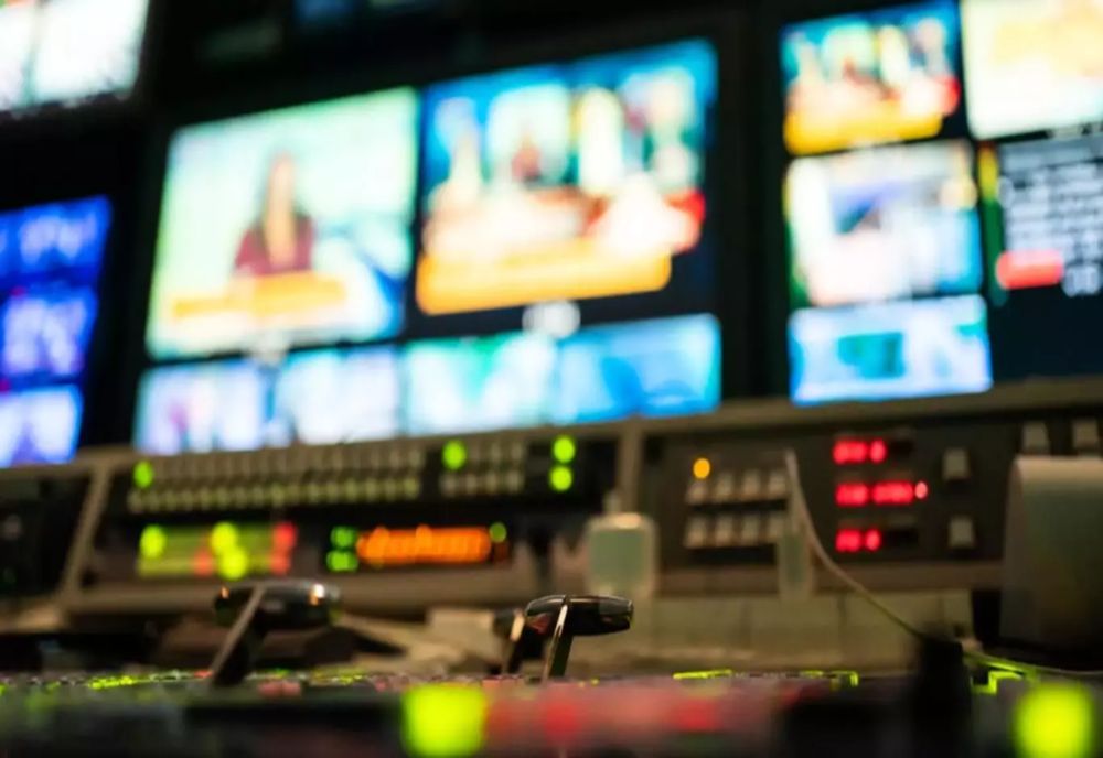 Realitatea PLUS, prima televiziune de știri din România, angajează REDACTORI și REPORTERI. Un loc pentru tine, direct în lumina reflectoarelor!