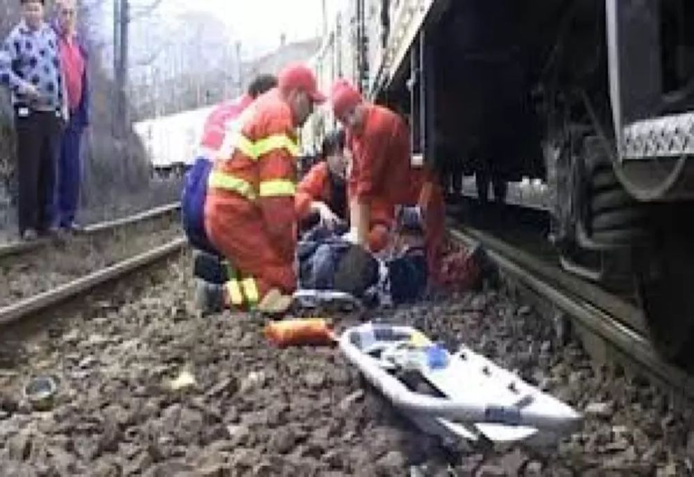ADOLESCENT DE 17 ANI, ELECTROCUTAT DUPĂ CE S-A URCAT PE UN VAGON ÎN GARA TÂRGU-NEAMȚ