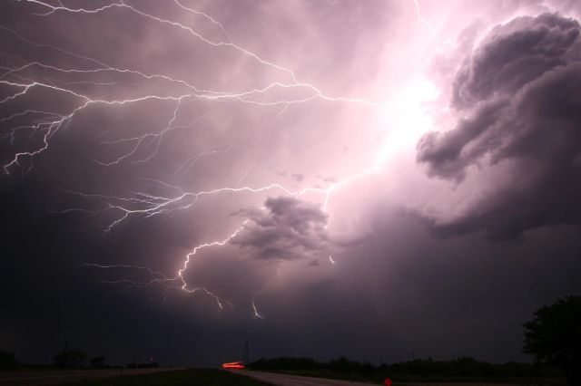 Meteo 16 mai 2026. Alertă de vreme rea: Weekend cu ploi torențiale și vijelii în România!
