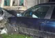 A plecat de la locul accidentului după ce a intrat cu mașina într-o casă