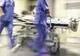 Bătrână, găsită de pompieri căzută în baie. Aceasta a fost transportată la spital