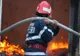 Incendiu din cauza unui prelungitor. Proprietarul ușor intoxicat cu fum