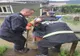 Femeie evacuată de pompieri dintr-o locuință inundată (FOTO)