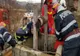 Bărbat căzută într-o fântână, salvat de pompierii nemțeni