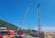 Un bărbat s-a urcat pe un stâlp de iluminat de la stadionul Ceahlăul