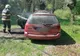 Un autoturism parcat în curtea unei case a luat foc din cauza unui scurtcircuit