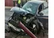 Un șofer a scăpat autoturismul de sub control și s-a oprit într-un gard