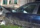 A plecat de la locul accidentului după ce a intrat cu mașina într-o casă