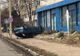 Și-a „parcat” mașina, răsturnată, pe trotuar (FOTO)