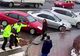 Bătrână căzută pe „zebră”, salvată de doi poliţişti (VIDEO)