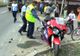 Un motociclist care staționa, acroșat de brațul de calare a unei autoutilitare (FOTO)