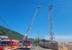 Un bărbat s-a urcat pe un stâlp de iluminat de la stadionul Ceahlăul