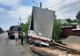 Șoferul unui camion a pierdut controlul volanului și s-a izbit într-un copac