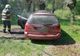 Un autoturism parcat în curtea unei case a luat foc din cauza unui scurtcircuit