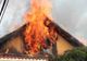 Incendiu la o casă din comuna Sagna. Pompierii au scos la timp patru butelii din flăcări