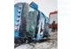 Un TIR s-a răsturnat peste gardul unei case după ce a rupt un stâlp de electricitate