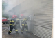 Trei autoturisme în pericol de incendiu după ce o magazie a luat foc pe o stradă din Roman